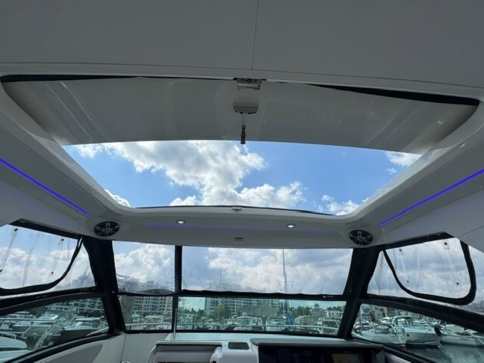2020 Sea Ray 320 Sundancer - Photo 30