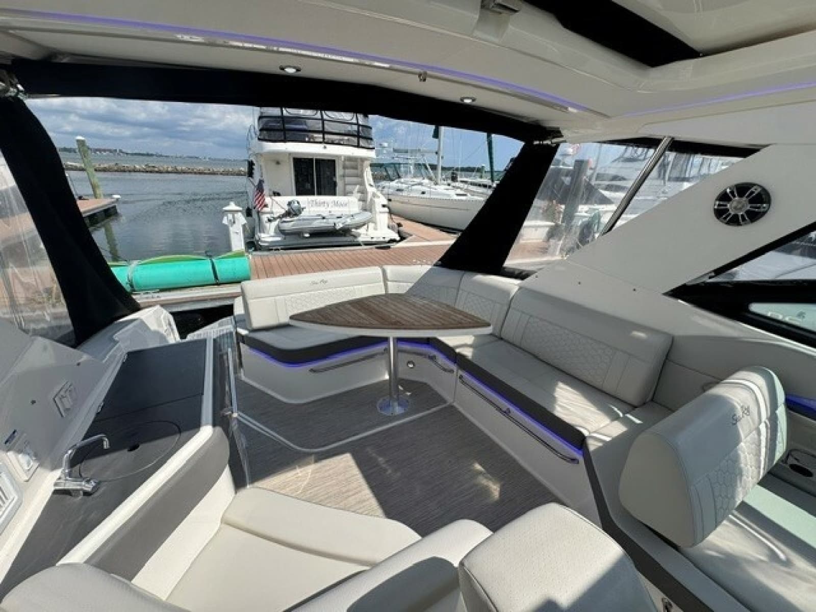 2020 Sea Ray 320 Sundancer - Photo 14