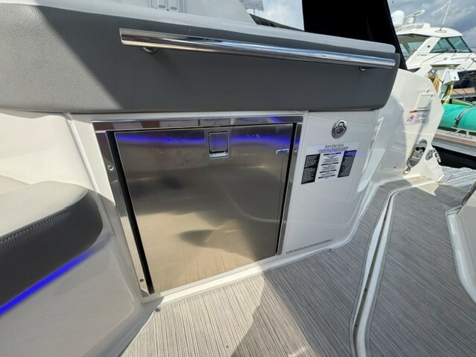 2020 Sea Ray 320 Sundancer - Photo 11