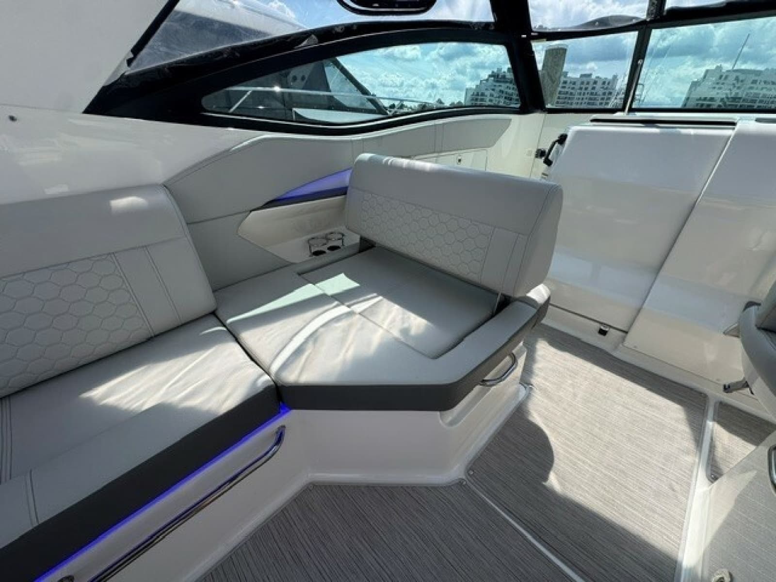 2020 Sea Ray 320 Sundancer - Photo 16