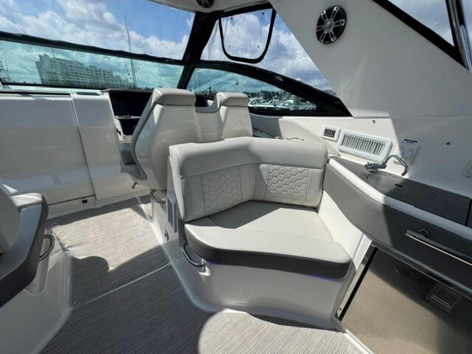 2020 Sea Ray 320 Sundancer - Photo 17