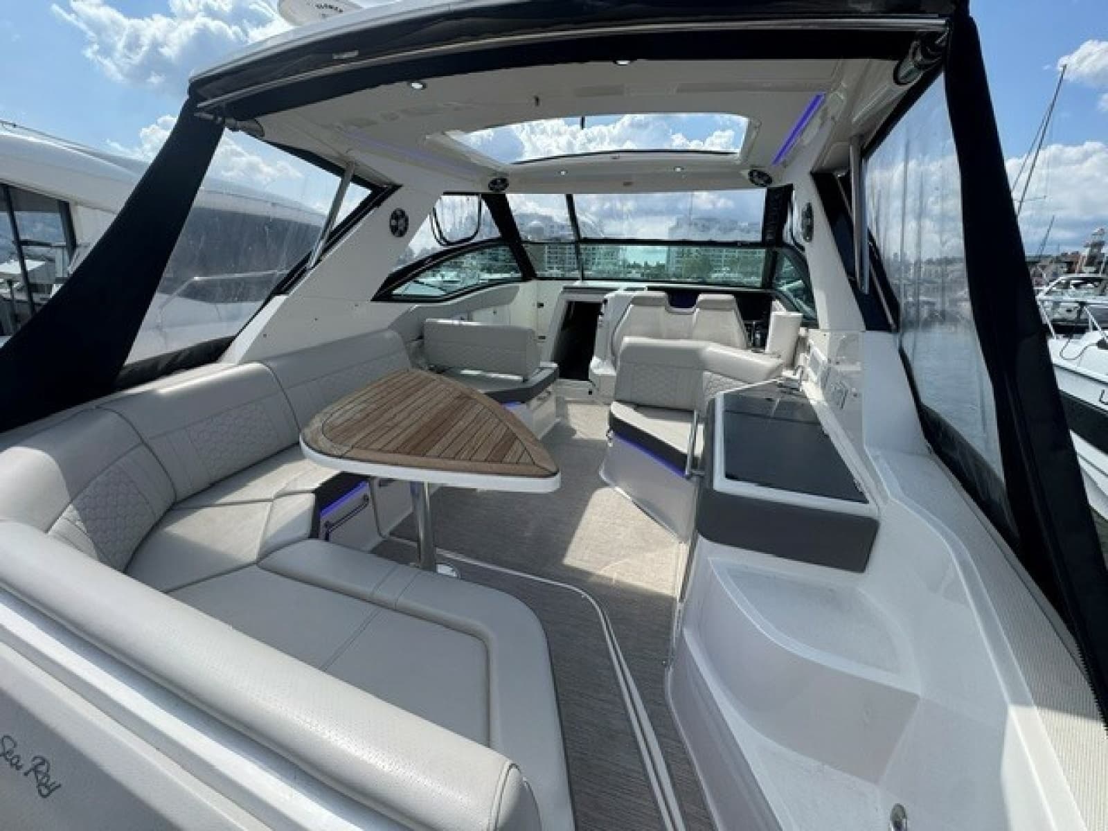 2020 Sea Ray 320 Sundancer - Photo 9