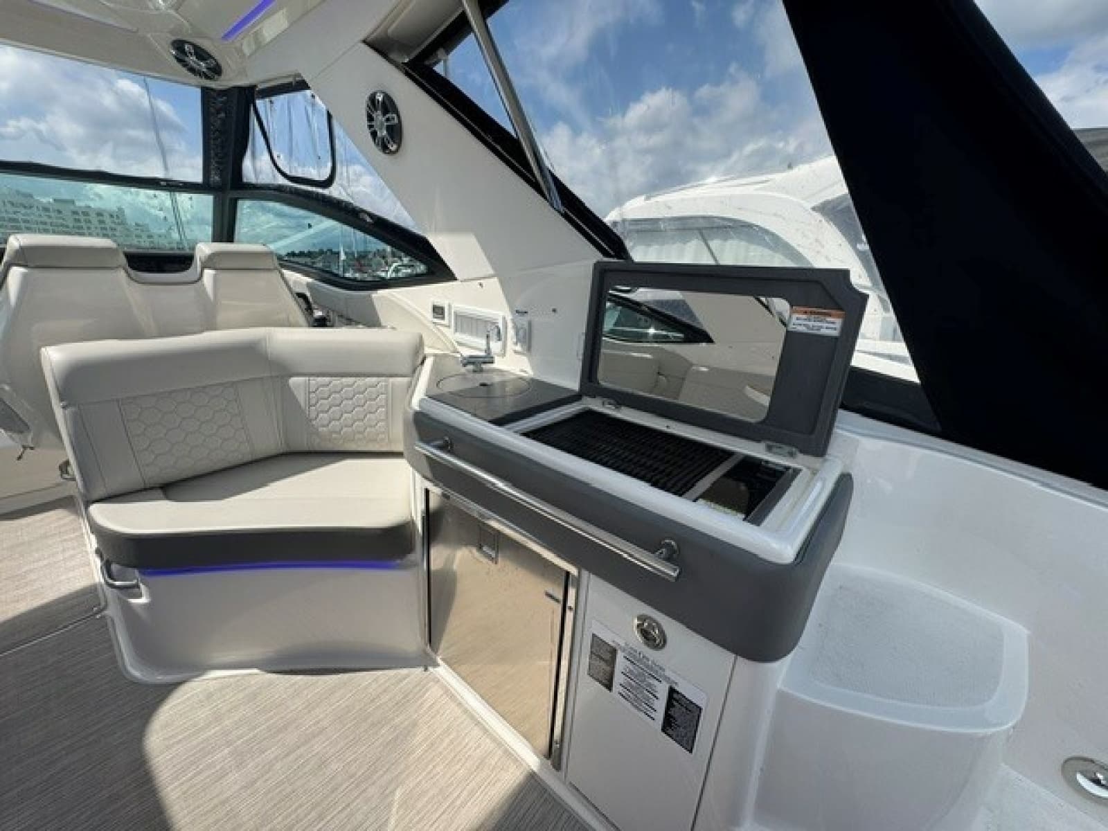2020 Sea Ray 320 Sundancer - Photo 10
