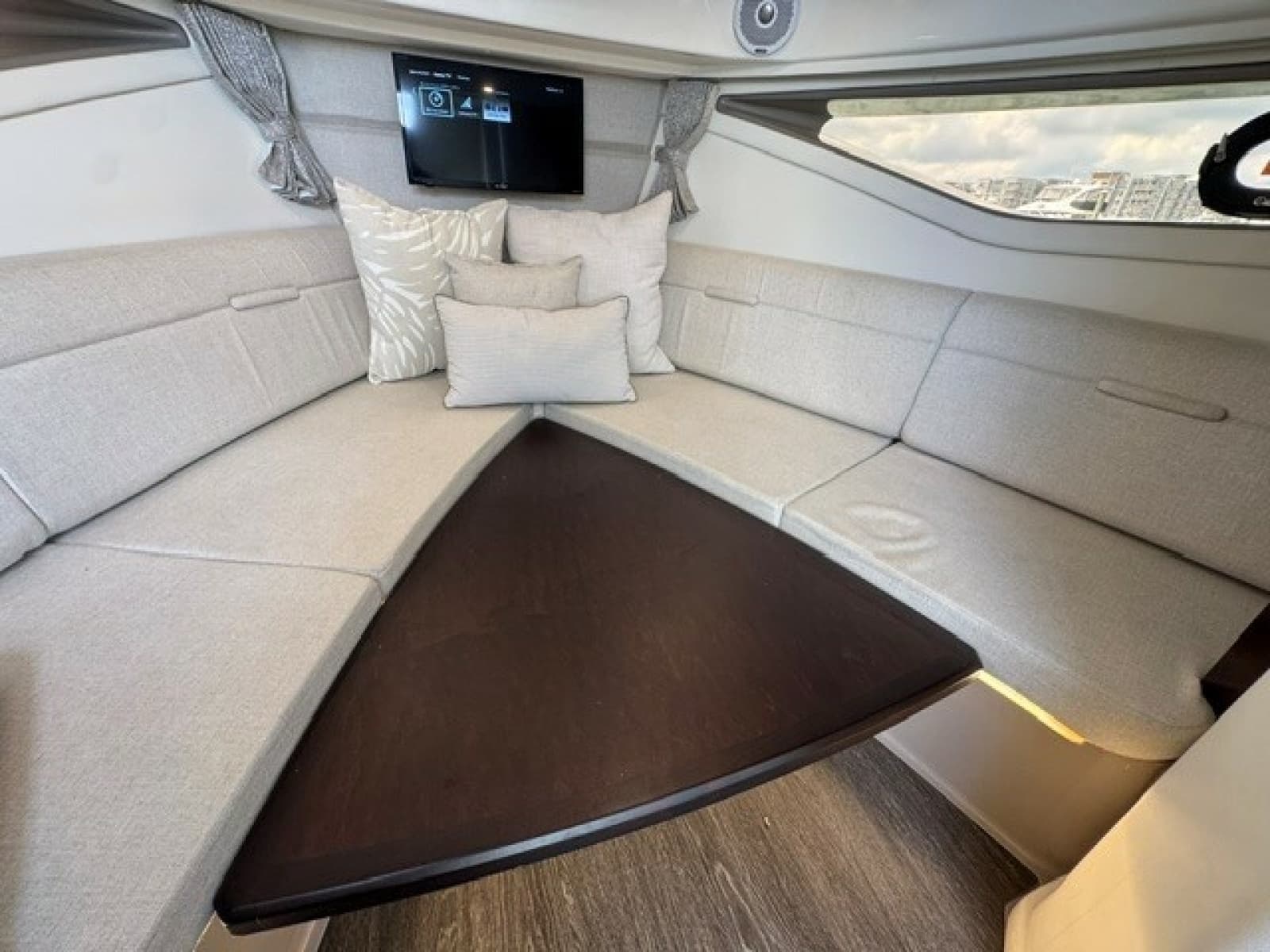 2020 Sea Ray 320 Sundancer - Photo 24