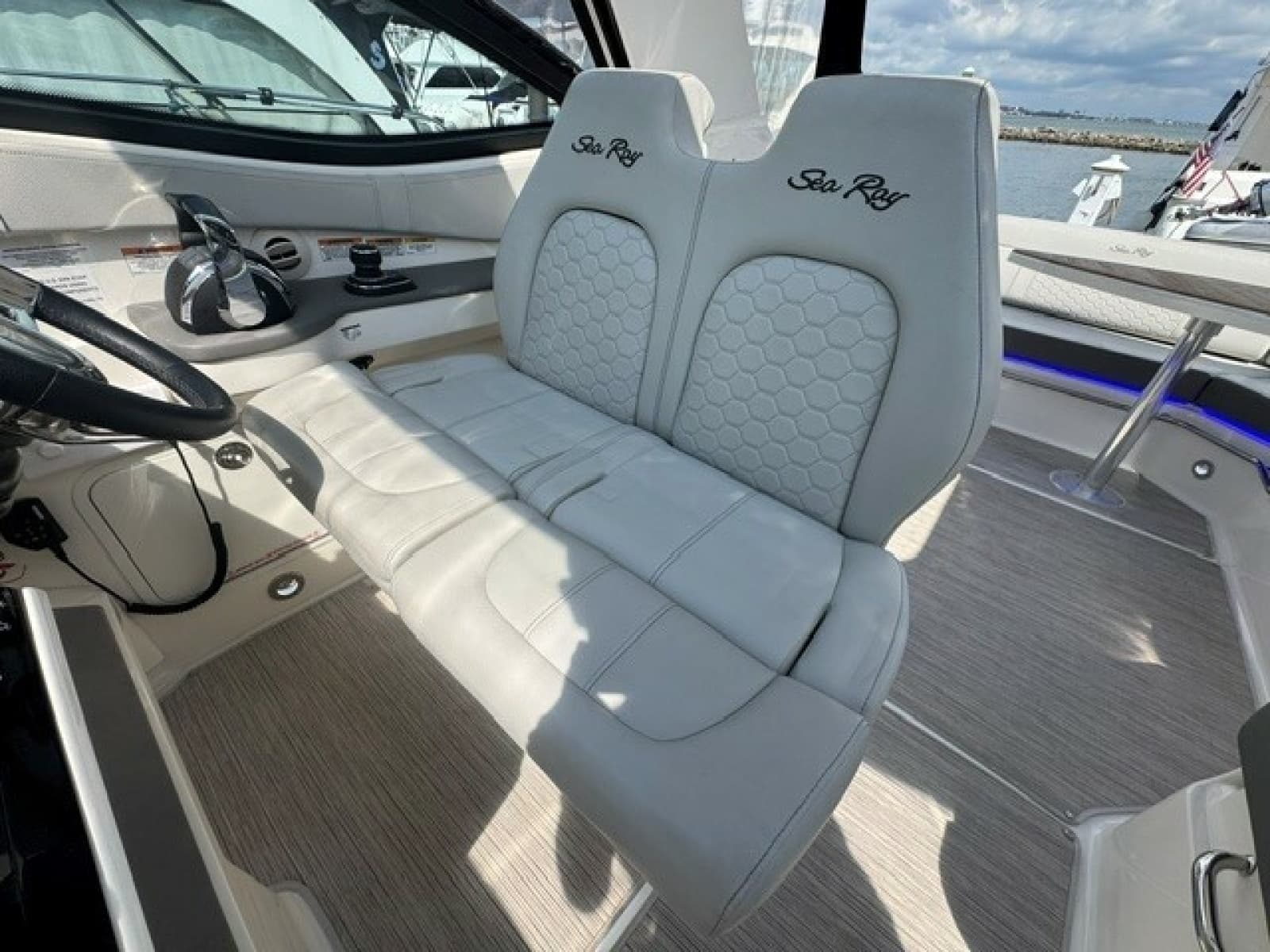 2020 Sea Ray 320 Sundancer - Photo 18