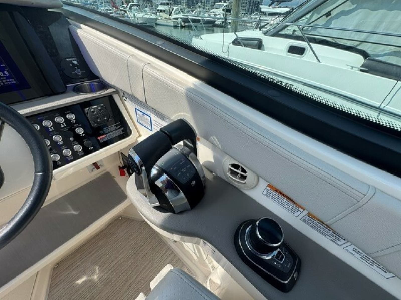 2020 Sea Ray 320 Sundancer - Photo 21