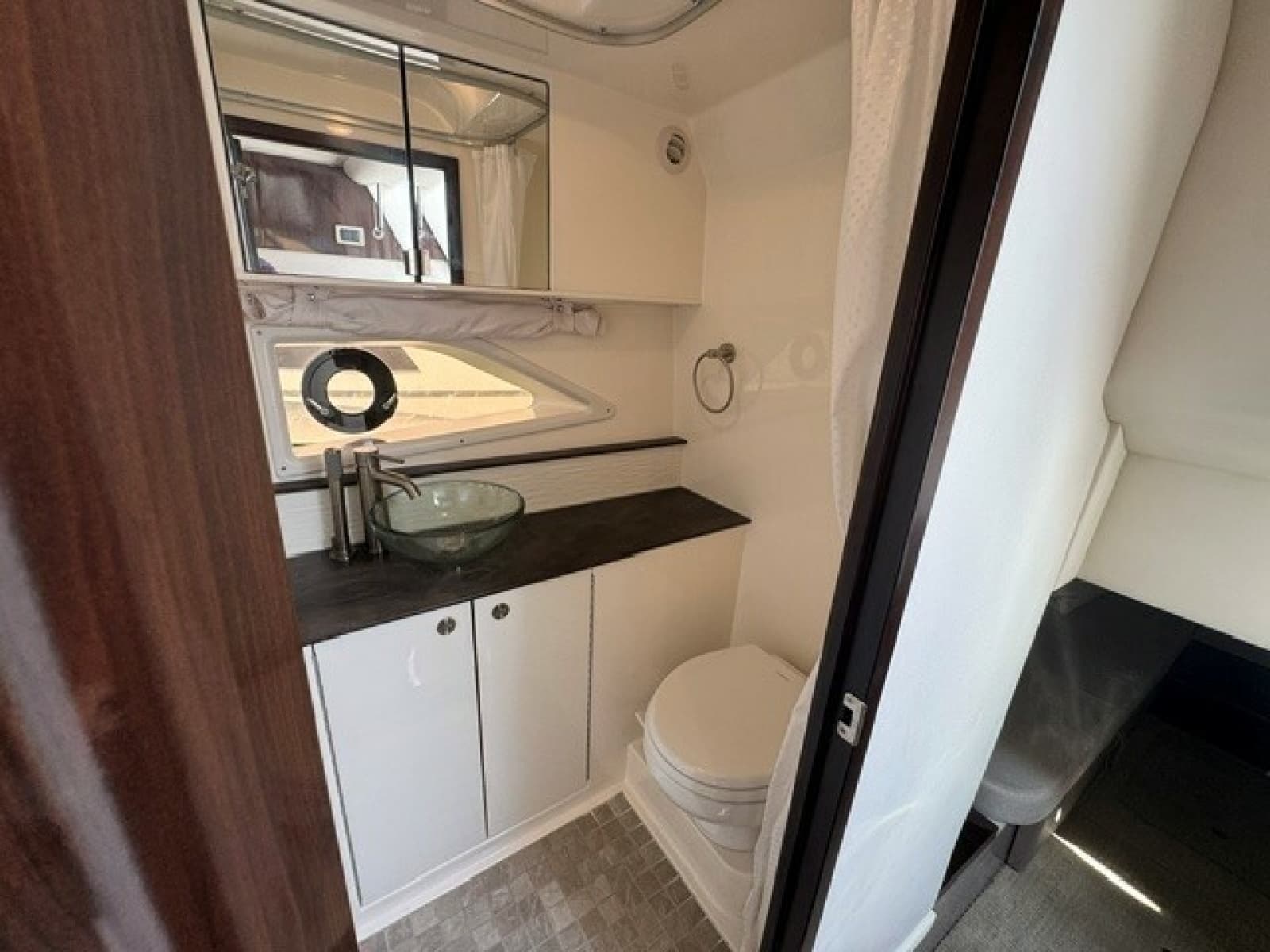 2020 Sea Ray 320 Sundancer - Photo 23