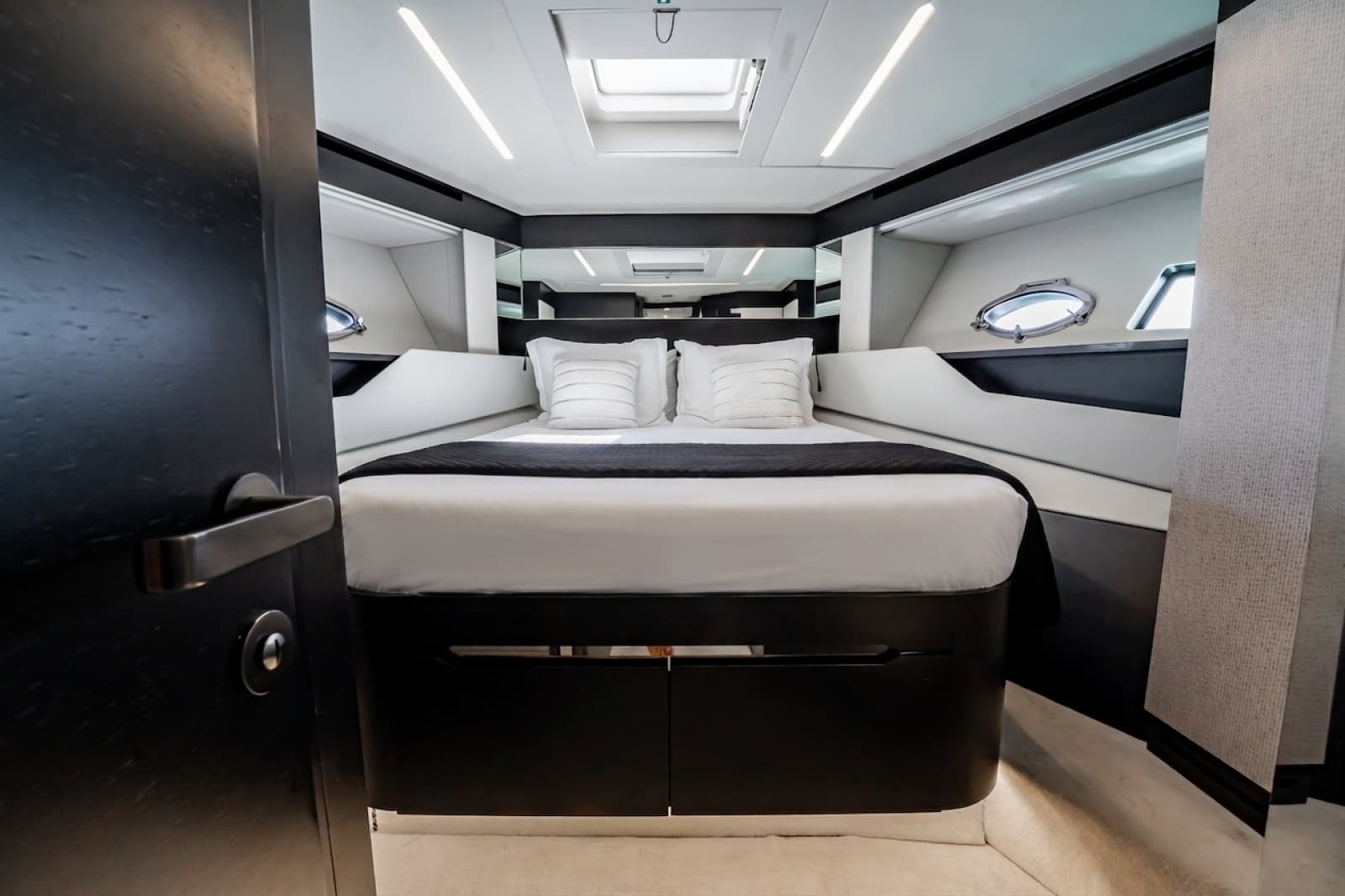 2019 Pershing 8X - Photo 57