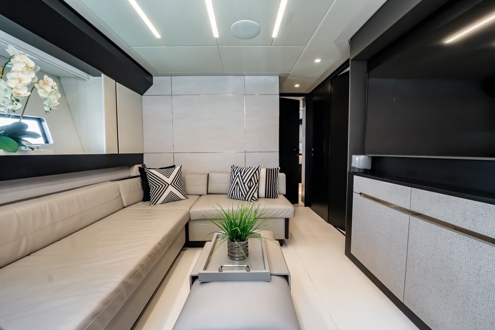 2019 Pershing 8X - Photo 47