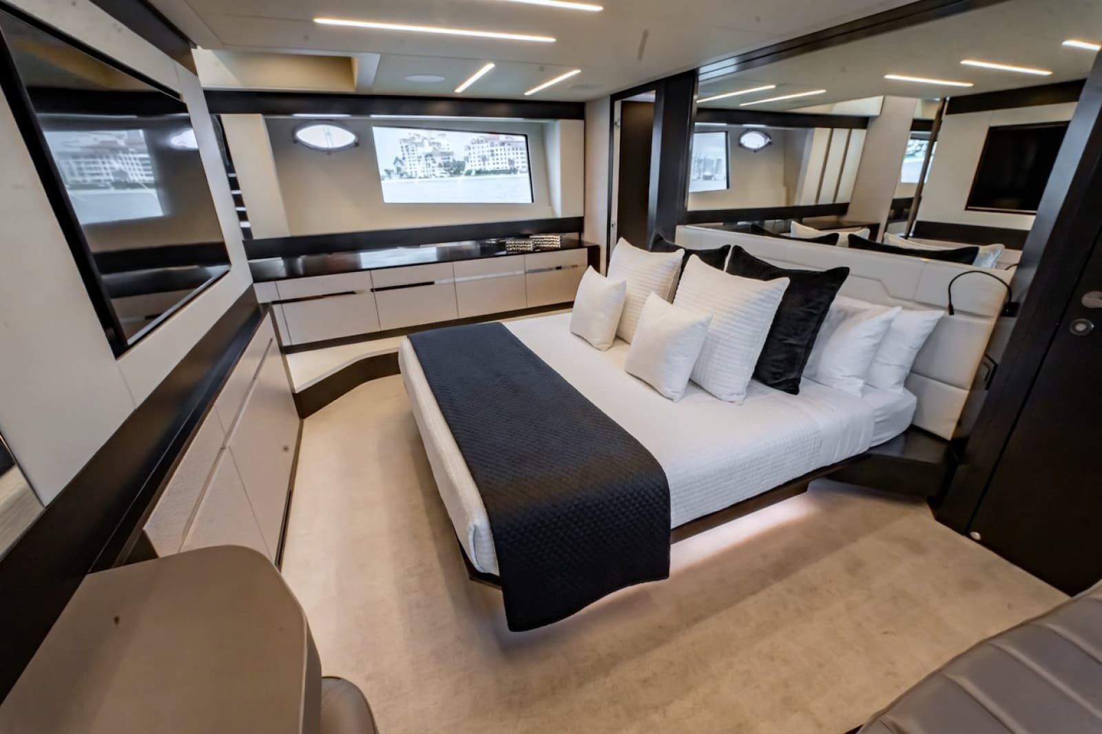 2019 Pershing 8X - Photo 51