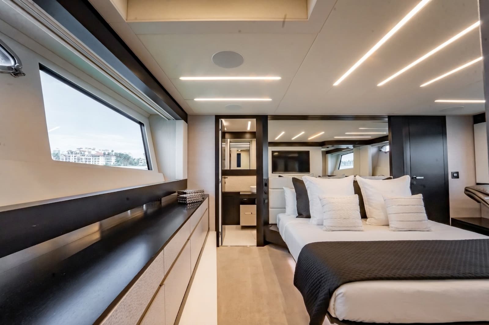 2019 Pershing 8X - Photo 44