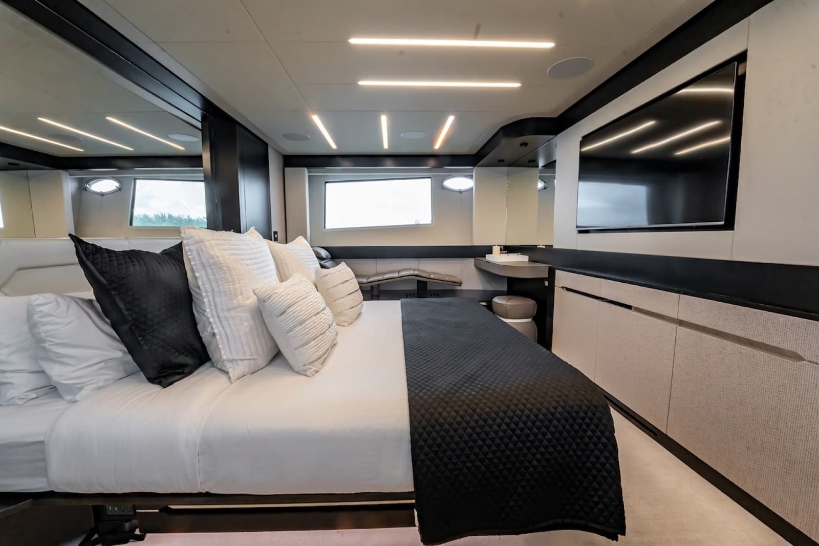 2019 Pershing 8X - Photo 52