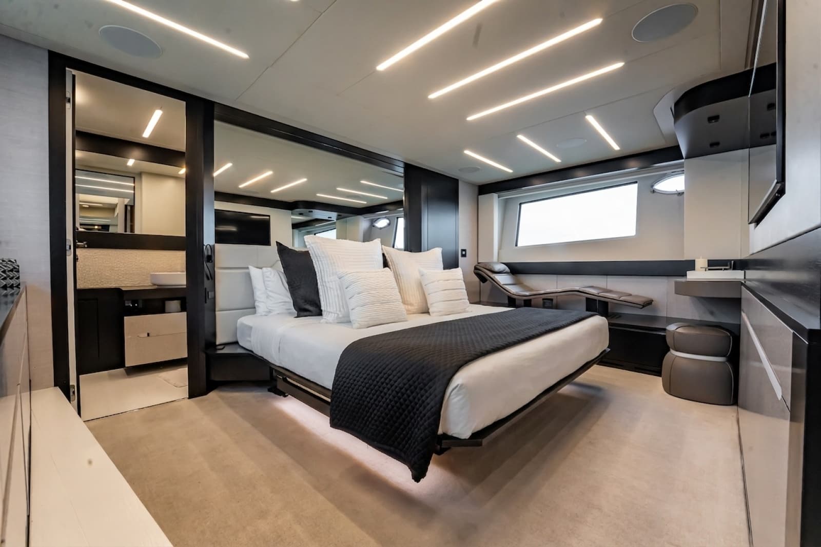 2019 Pershing 8X - Photo 53