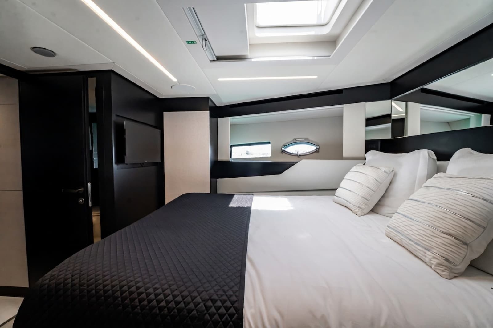 2019 Pershing 8X - Photo 58