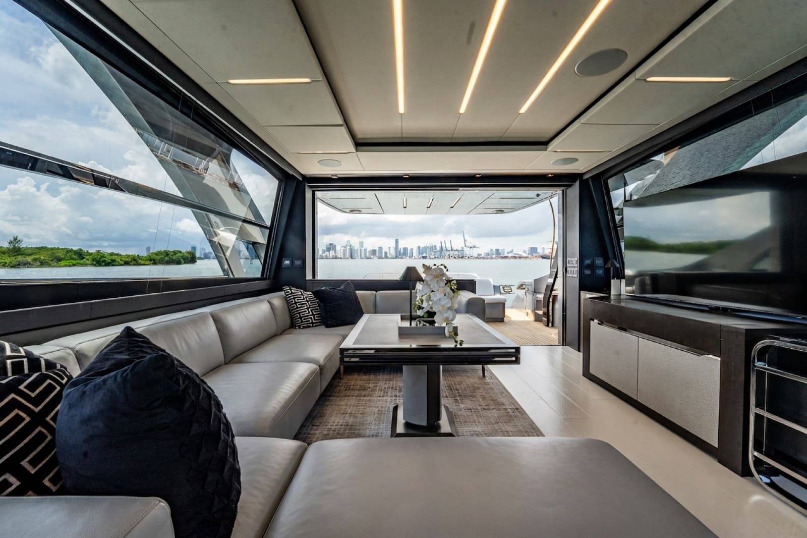 2019 Pershing 8X - Photo 40