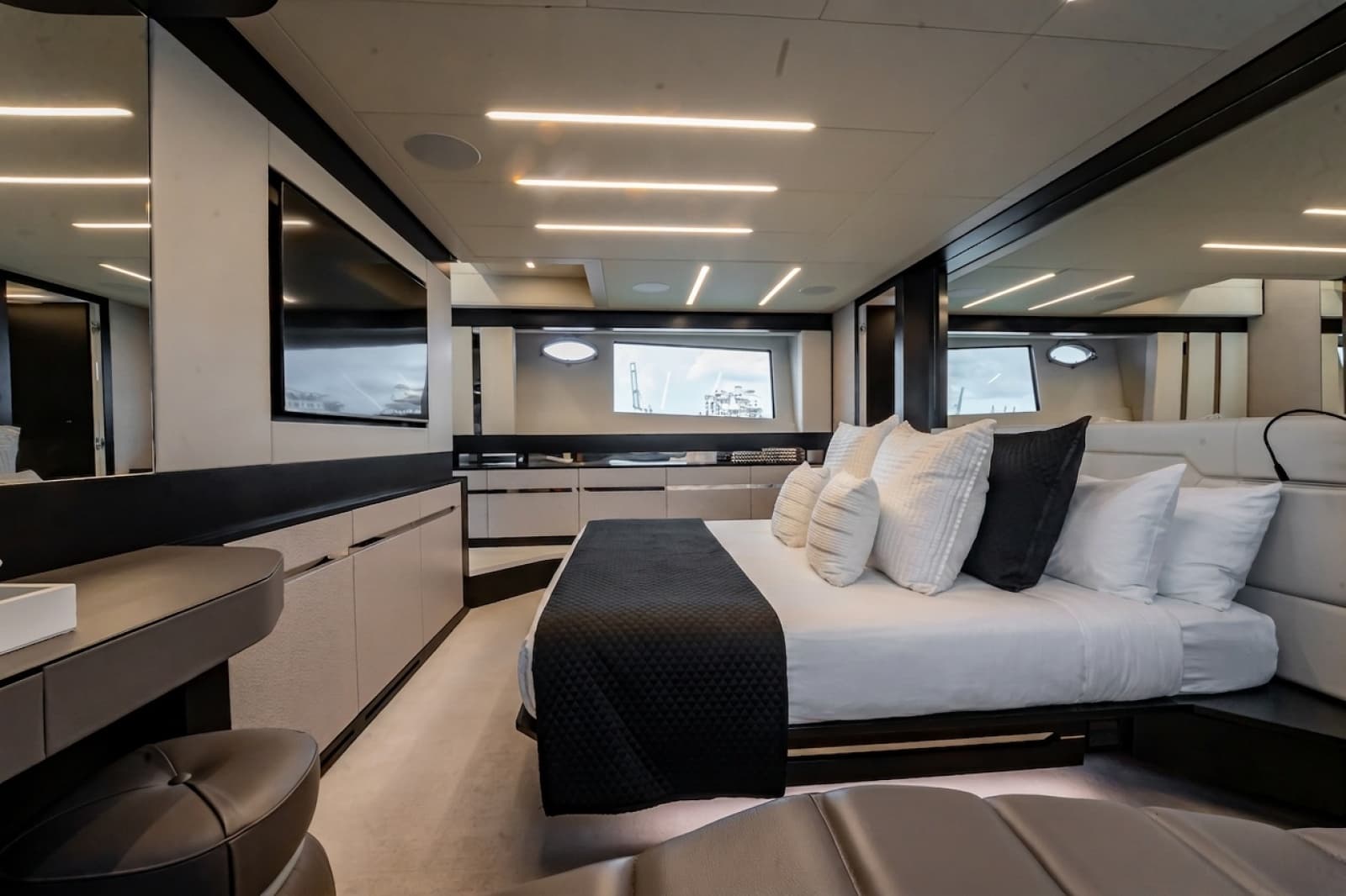 2019 Pershing 8X - Photo 54