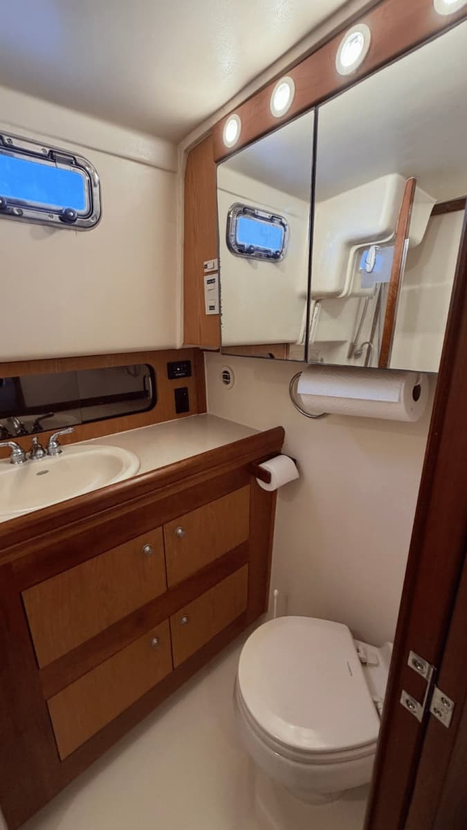 2006 Mainship 430 - Photo 28