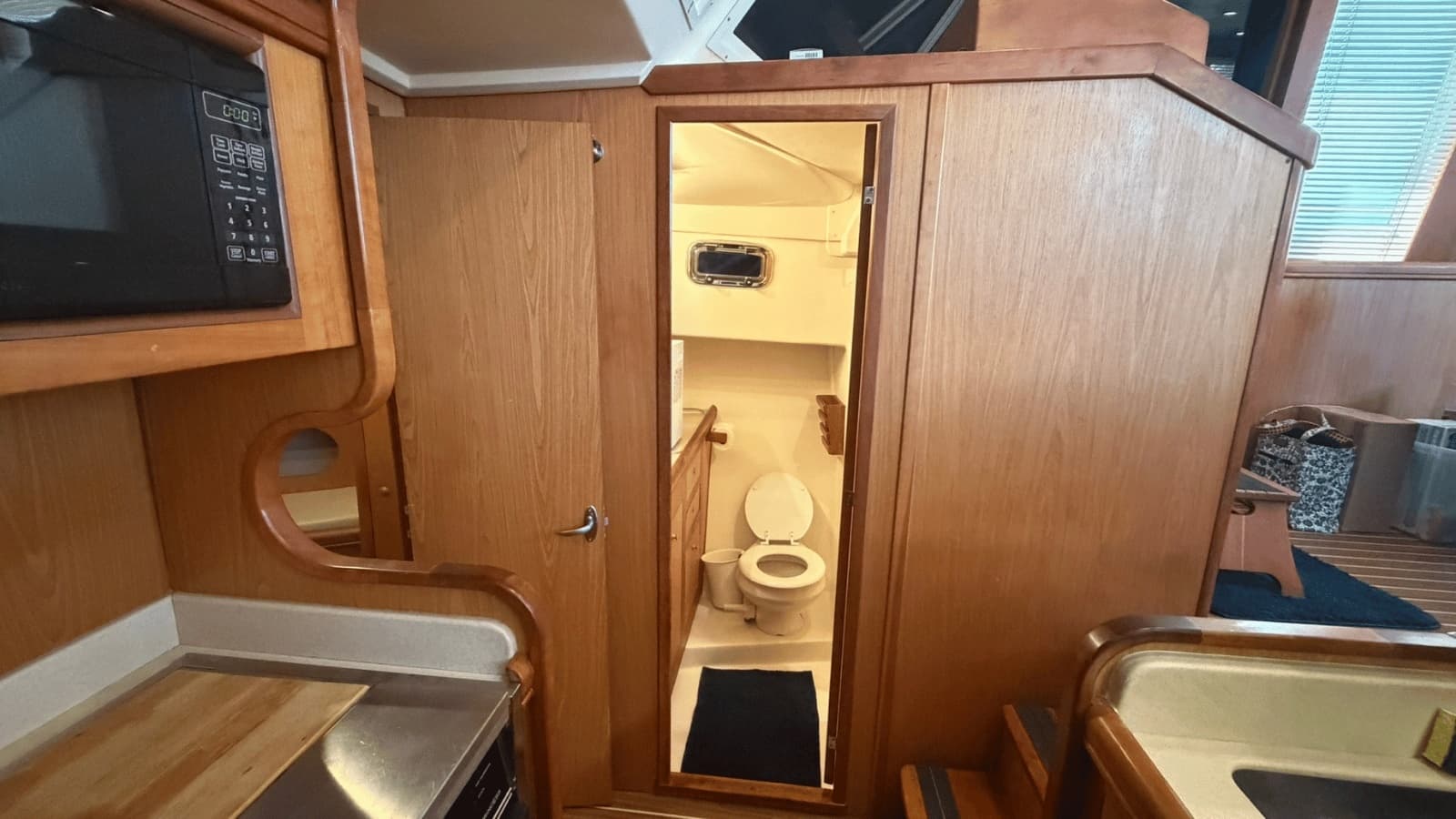 2006 Mainship 430 - Photo 22