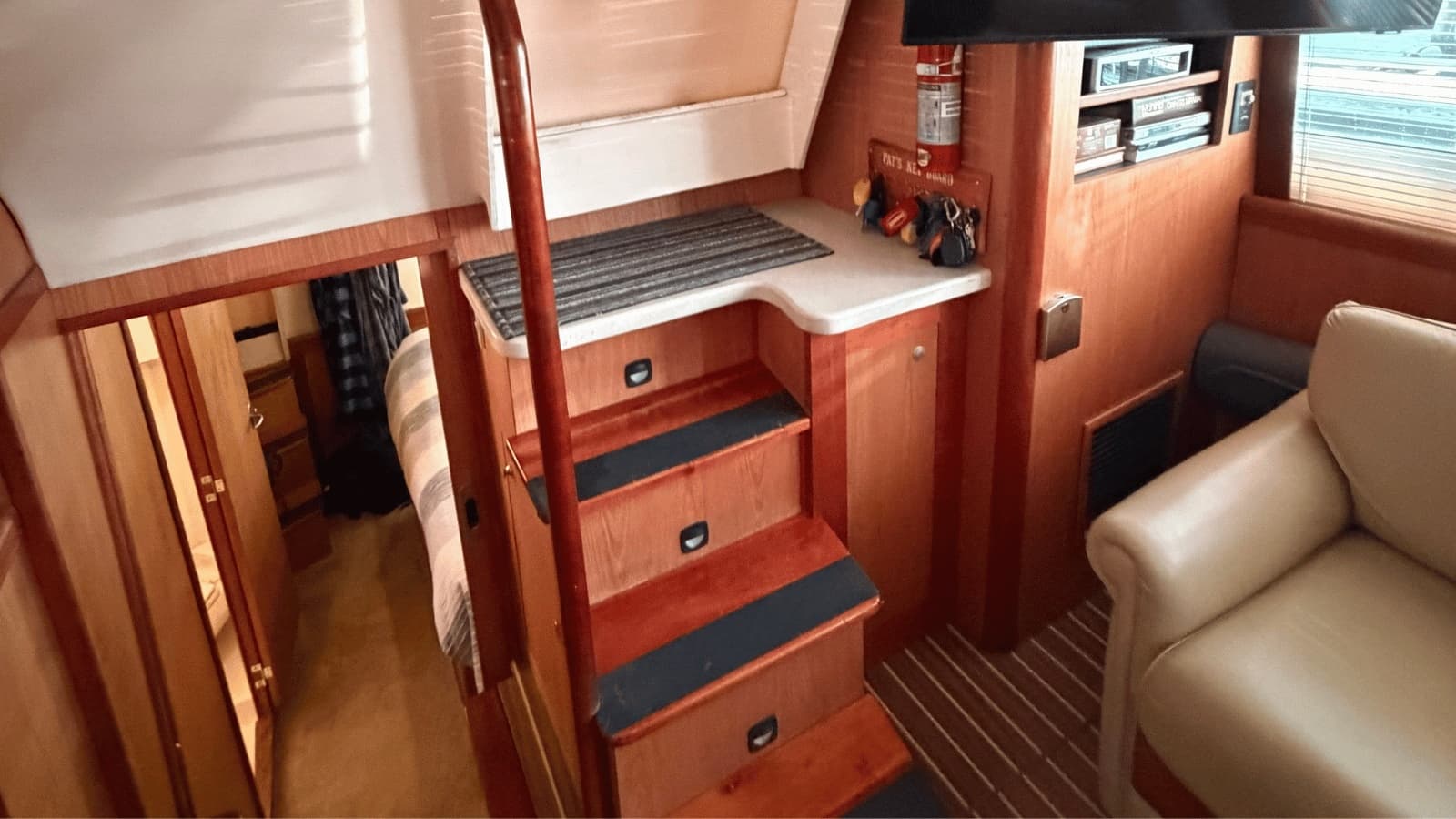 2006 Mainship 430 - Photo 16