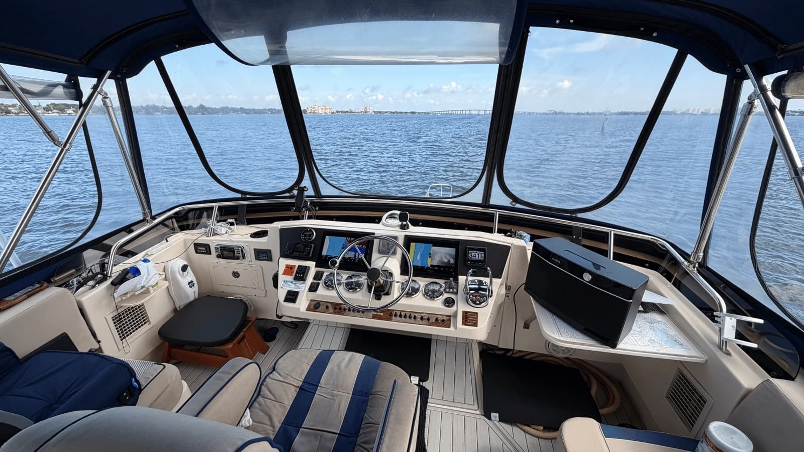 2006 Mainship 430 - Photo 10