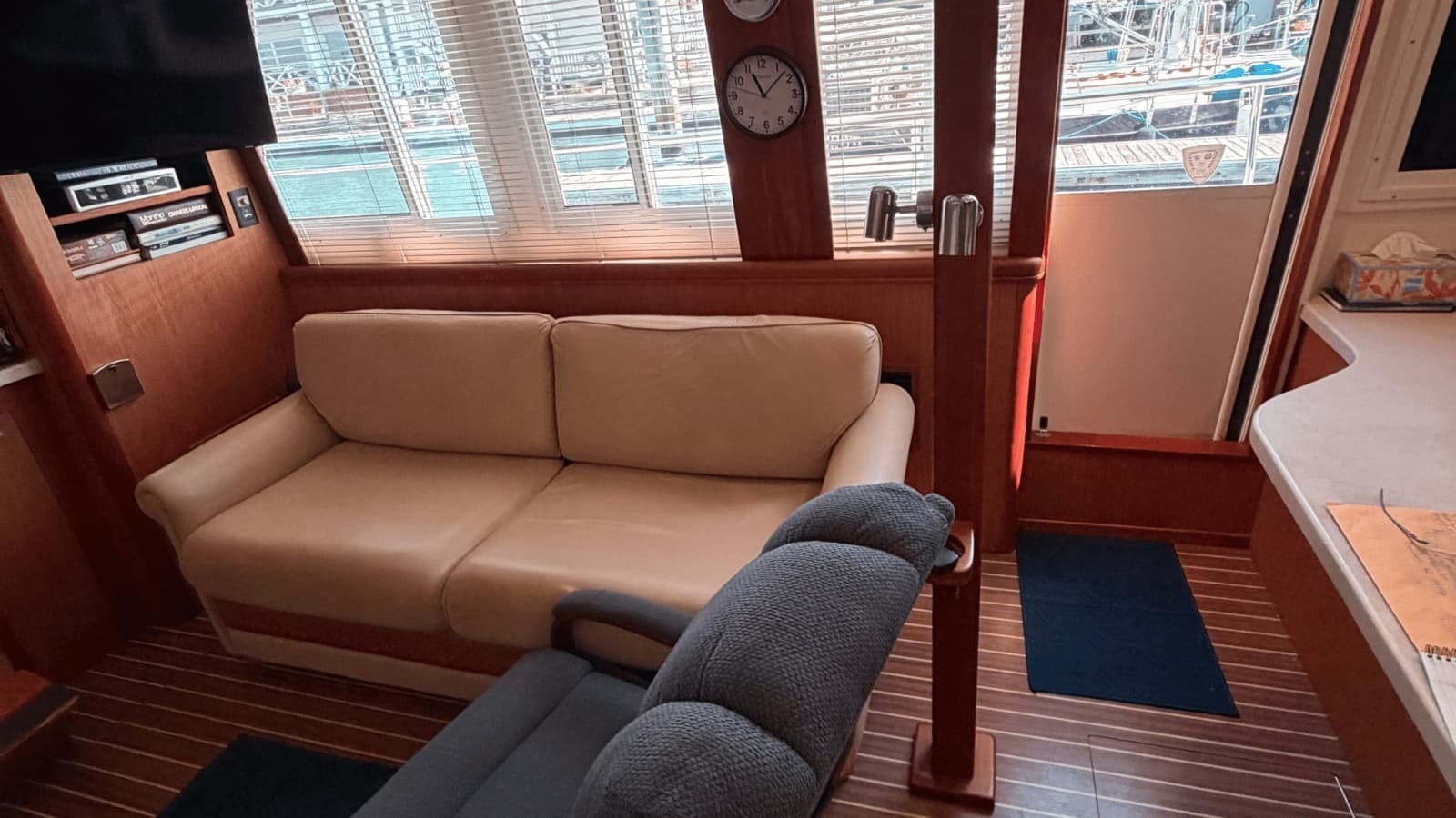 2006 Mainship 430 - Photo 17