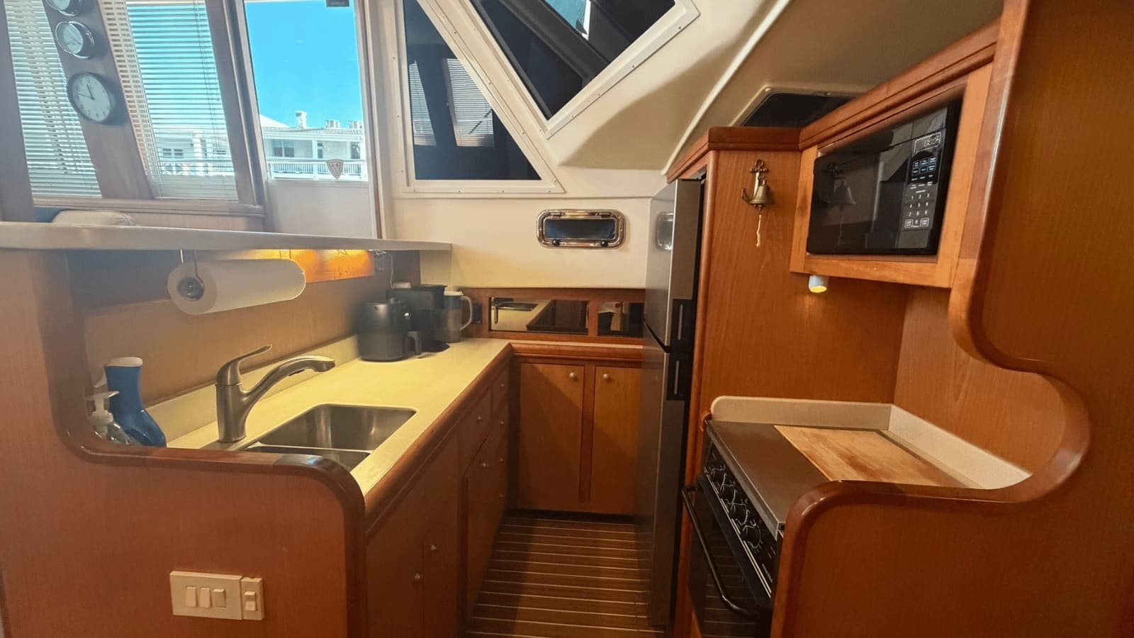 2006 Mainship 430 - Photo 21