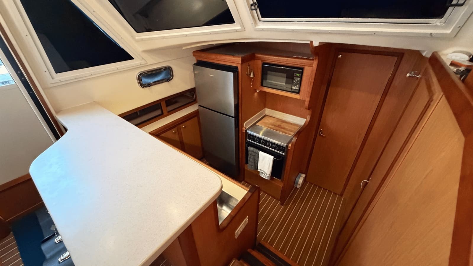 2006 Mainship 430 - Photo 20