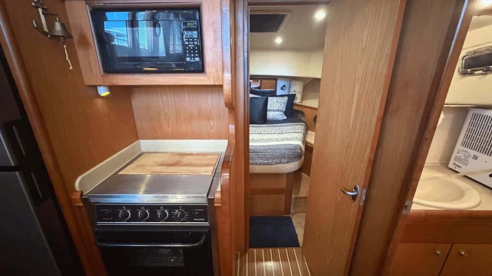2006 Mainship 430 - Photo 25
