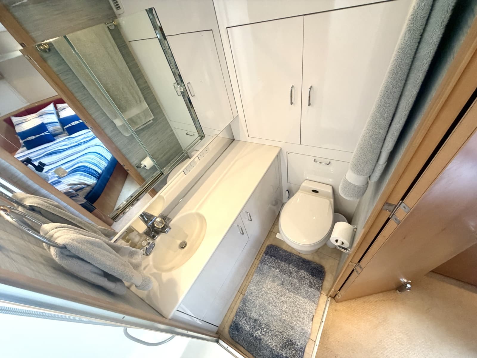1999 Hatteras 52 Cockpit Motor Yacht - Photo 25