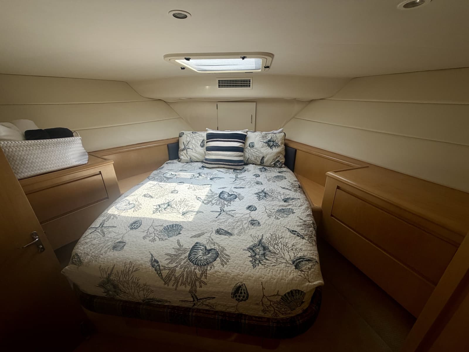 1999 Hatteras 52 Cockpit Motor Yacht - Photo 20