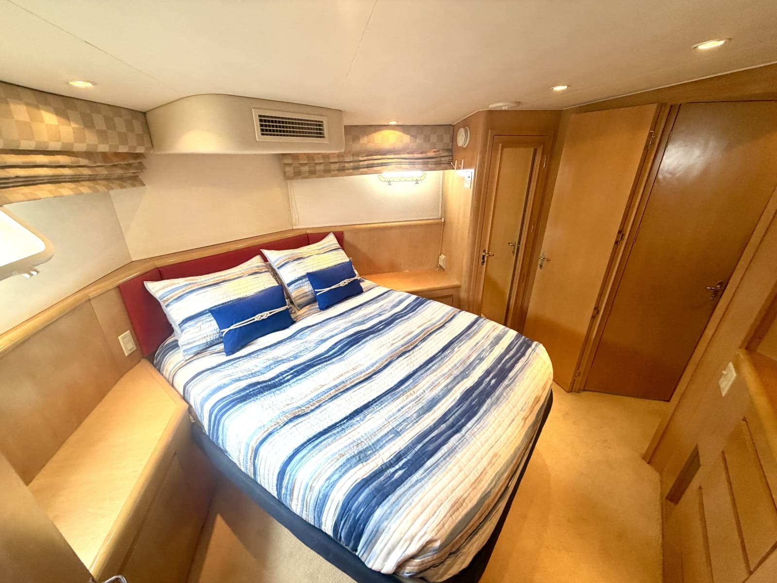 1999 Hatteras 52 Cockpit Motor Yacht - Photo 23