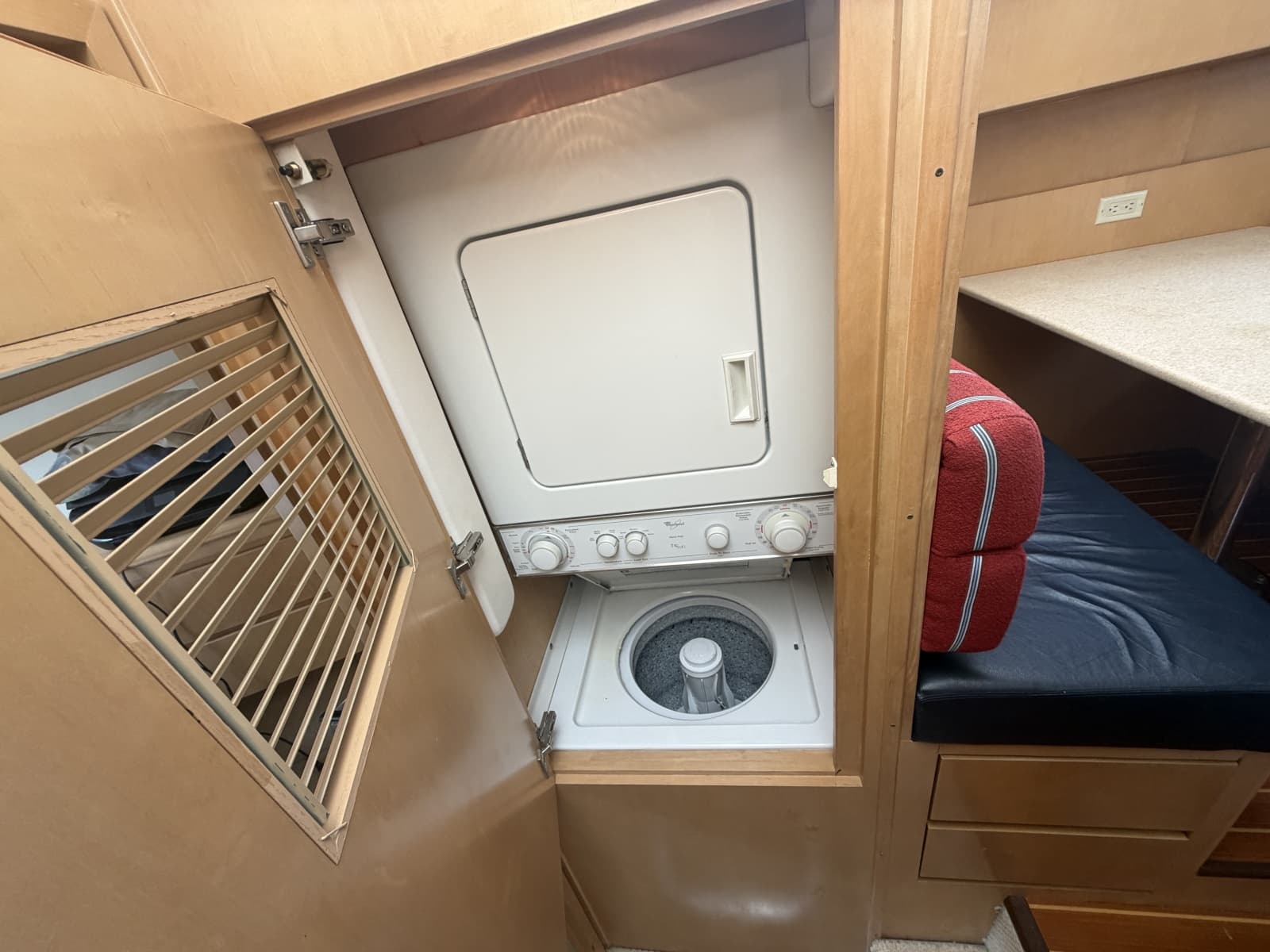 1999 Hatteras 52 Cockpit Motor Yacht - Photo 33
