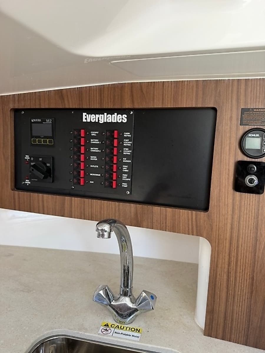 2018 Everglades 360LXC - Photo 7