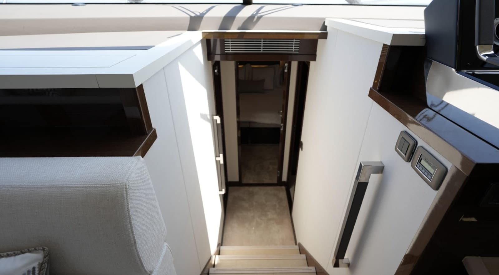2023 Prestige 590 - Photo 31