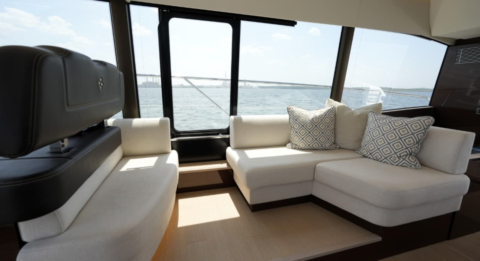 2023 Prestige 590 - Photo 24