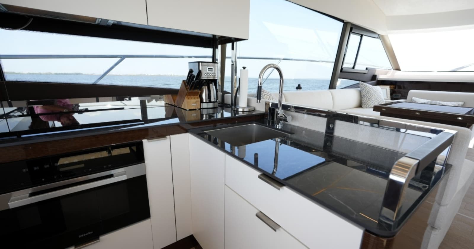 2023 Prestige 590 - Photo 18