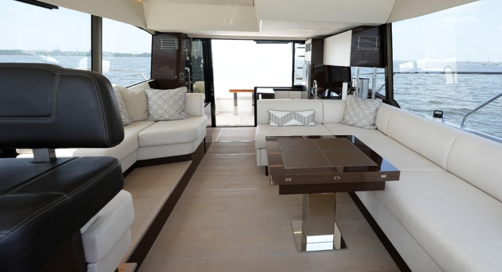 2023 Prestige 590 - Photo 13