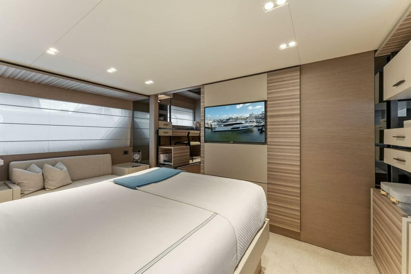 2020 Ferretti Yachts 670 Motoryacht - Photo 48