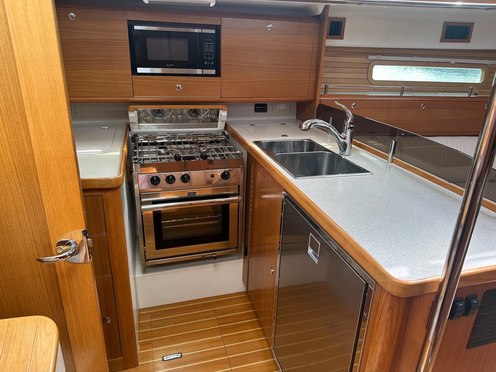 2020 Catalina 425 - Photo 38