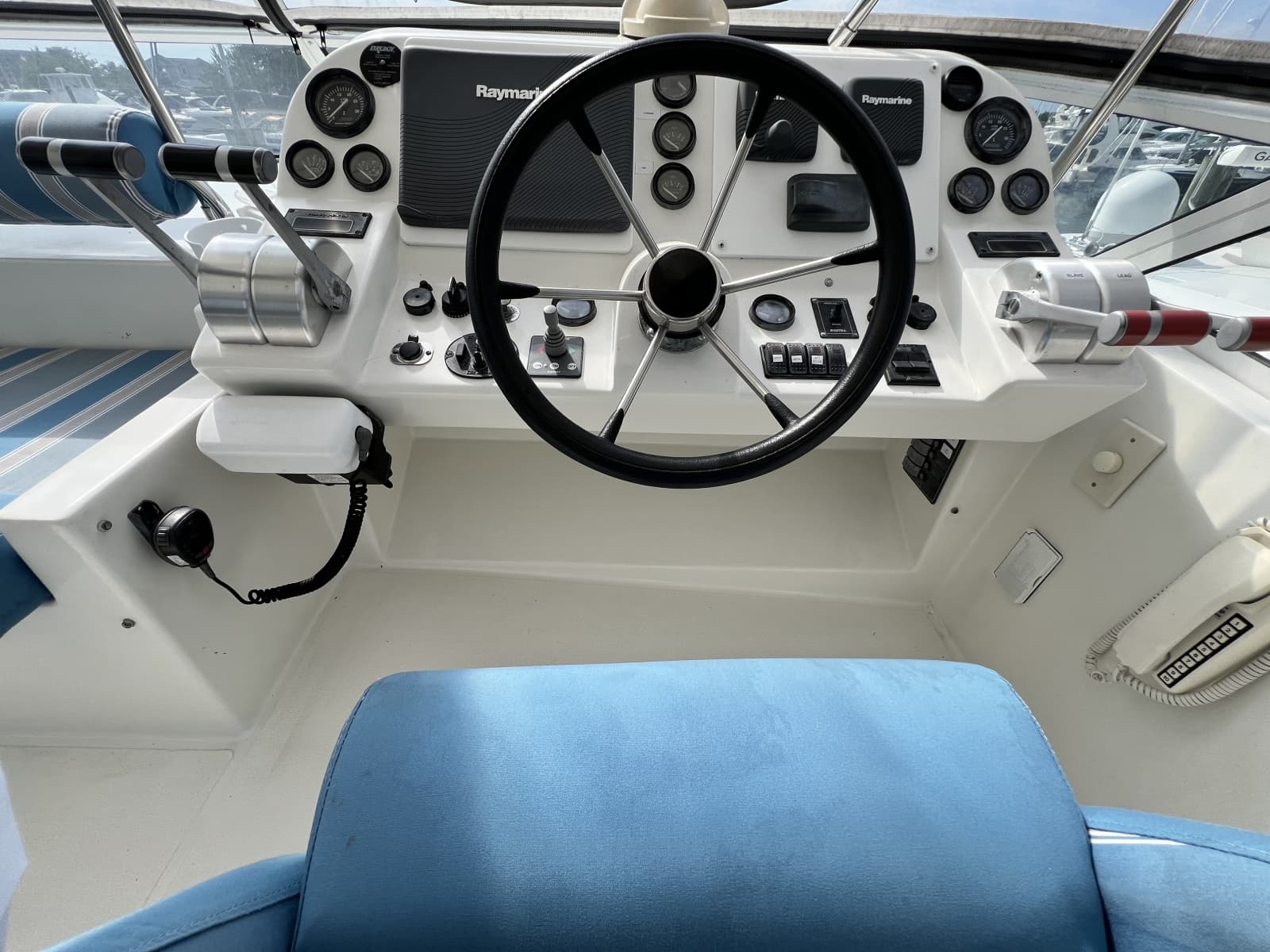 2004 Navigator 4400 - Photo 29