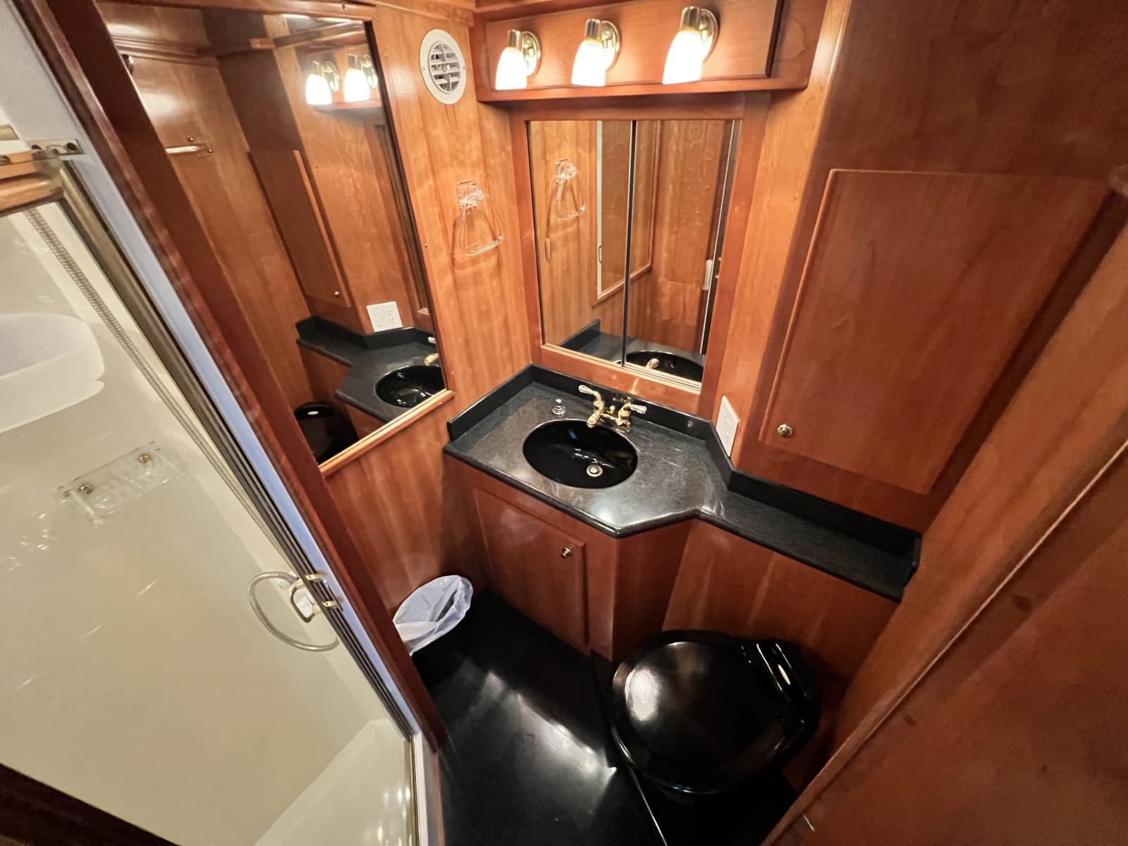 2004 Navigator 4400 - Photo 24