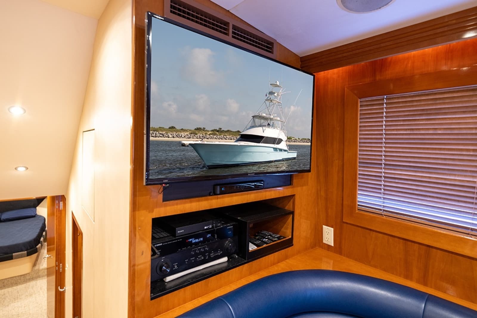 2001 Hatteras 55 Convertible - Photo 29