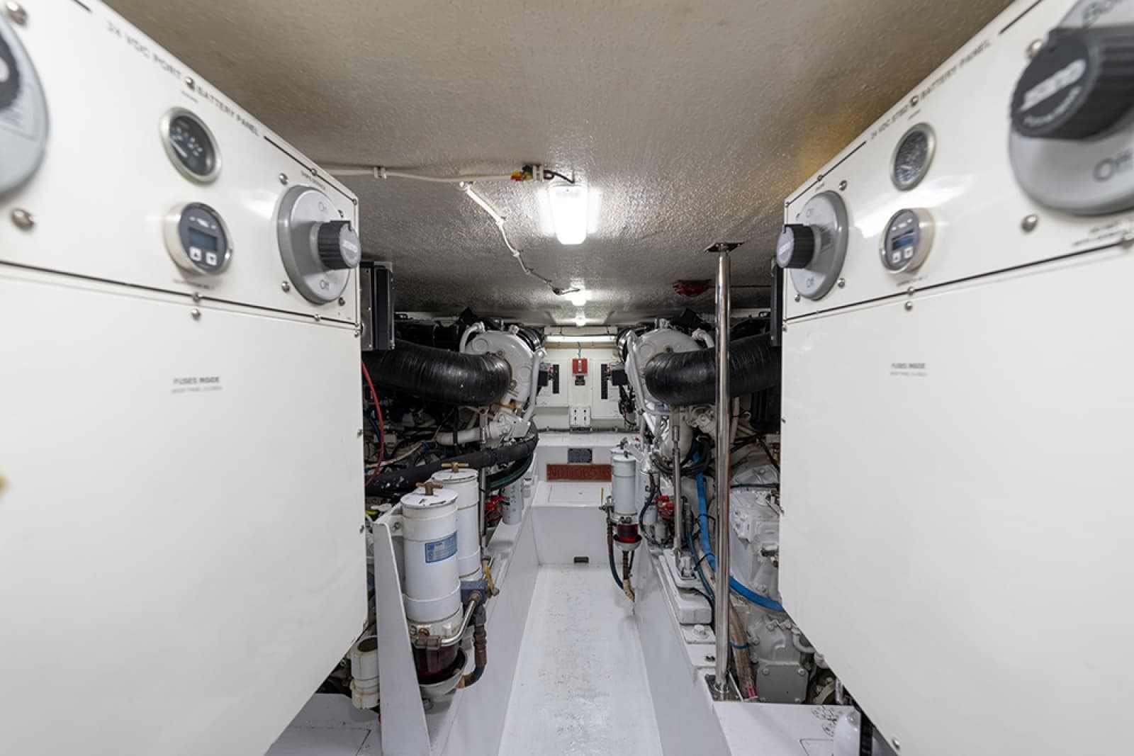 2001 Hatteras 55 Convertible - Photo 43