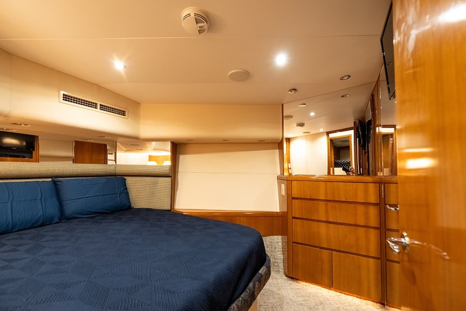 2001 Hatteras 55 Convertible - Photo 31