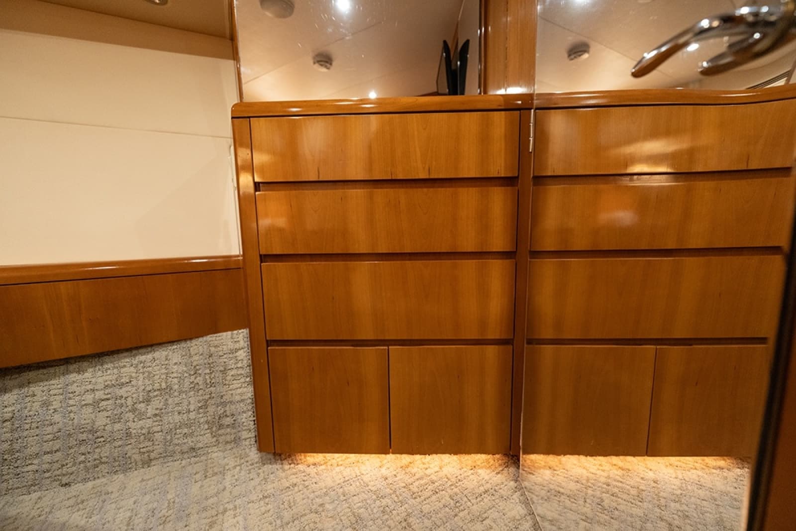 2001 Hatteras 55 Convertible - Photo 32