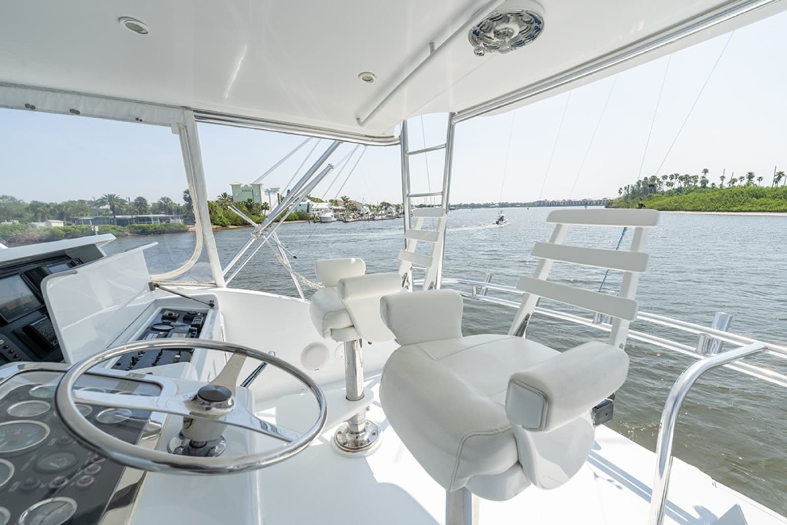 2001 Hatteras 55 Convertible - Photo 20
