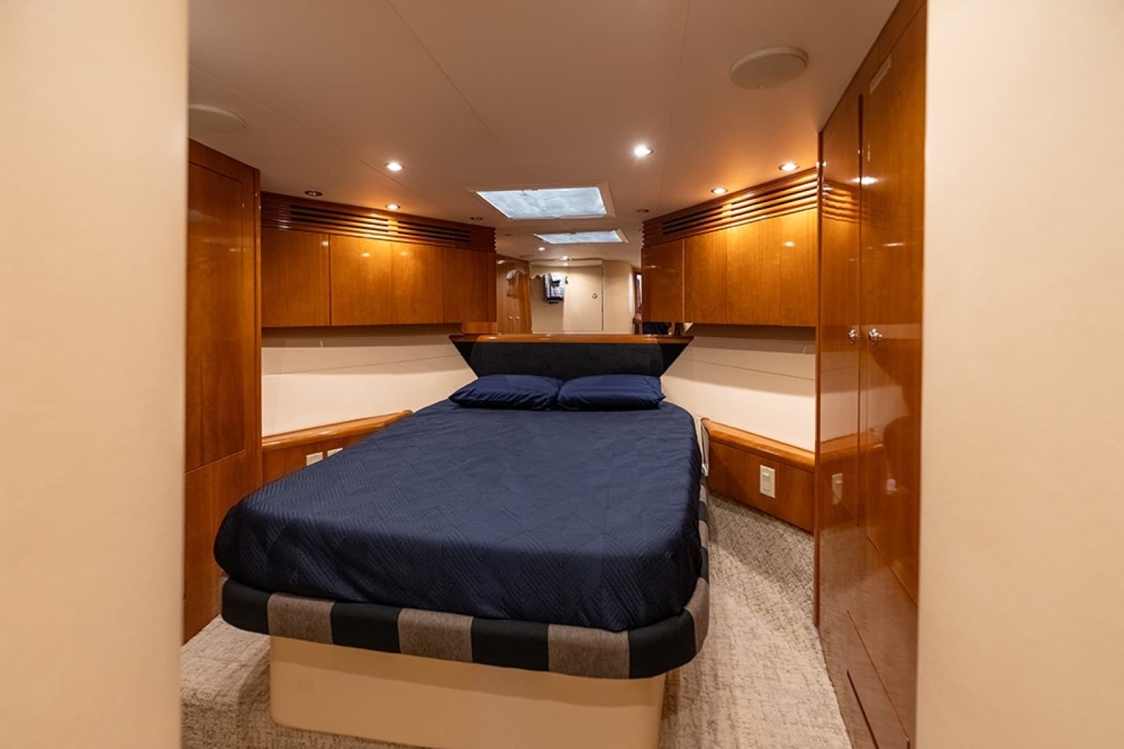 2001 Hatteras 55 Convertible - Photo 37