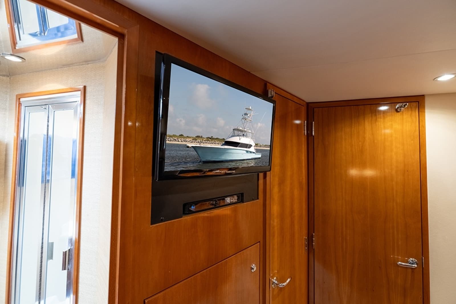 2001 Hatteras 55 Convertible - Photo 33
