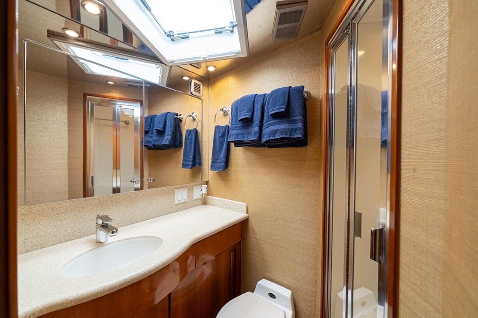 2001 Hatteras 55 Convertible - Photo 34