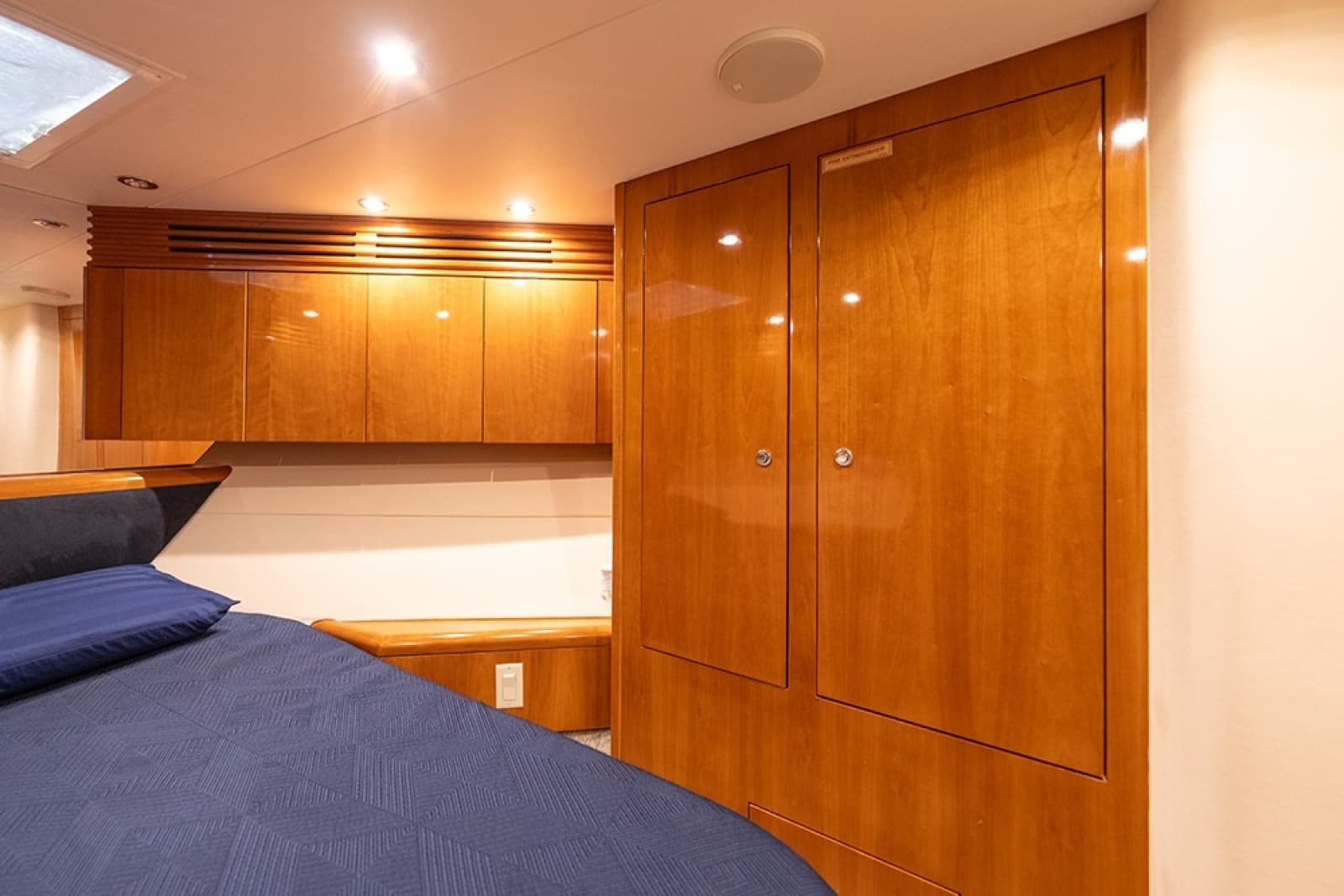 2001 Hatteras 55 Convertible - Photo 38